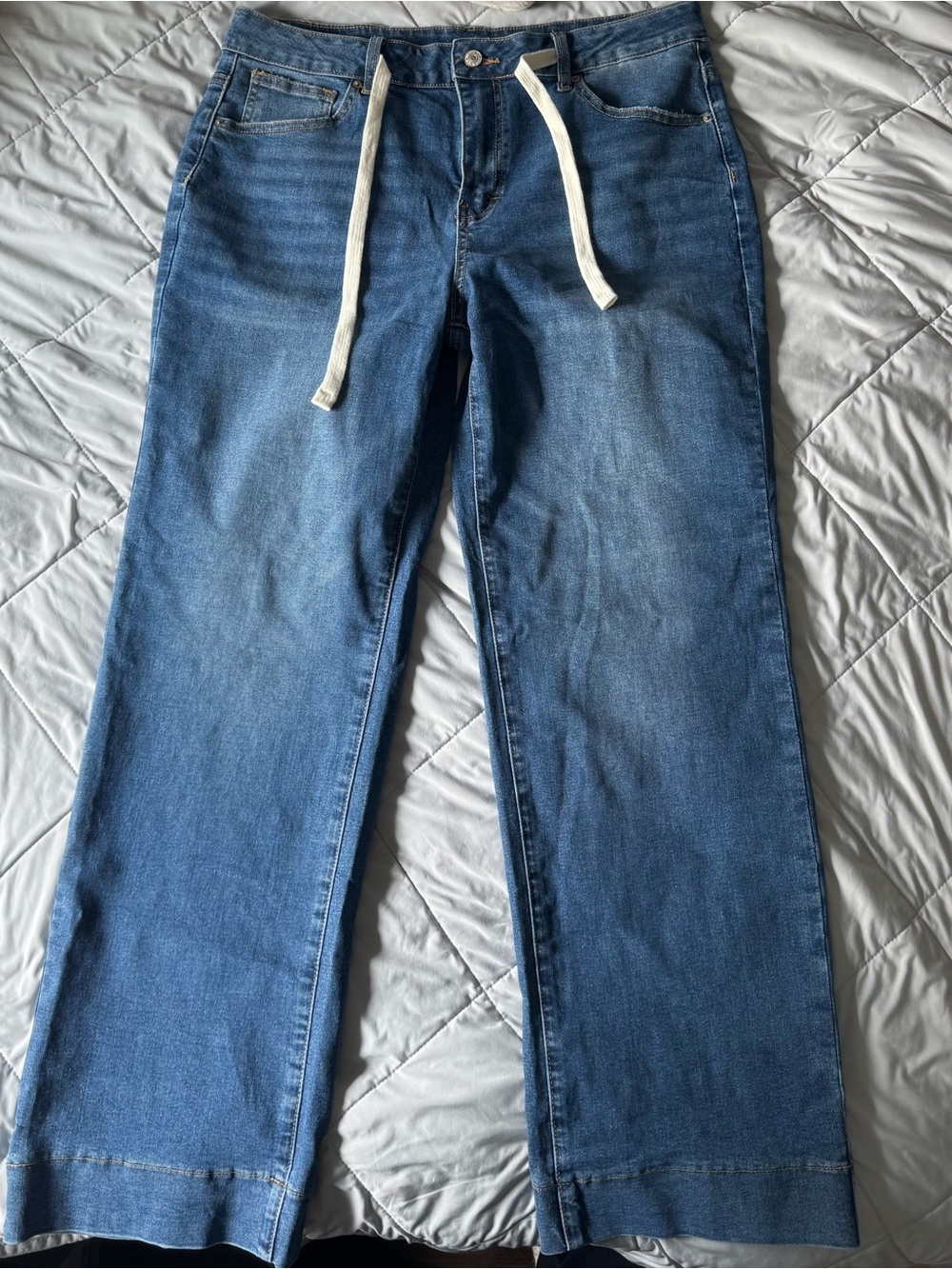 Women's Straight-Leg Denim Jeans in Mid Blue